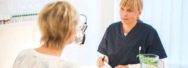 Naturheilpraxis Rodeck im Gespräch Heilpraktikerin Sarah Rodeck aus Hamburg im Patientengespräch